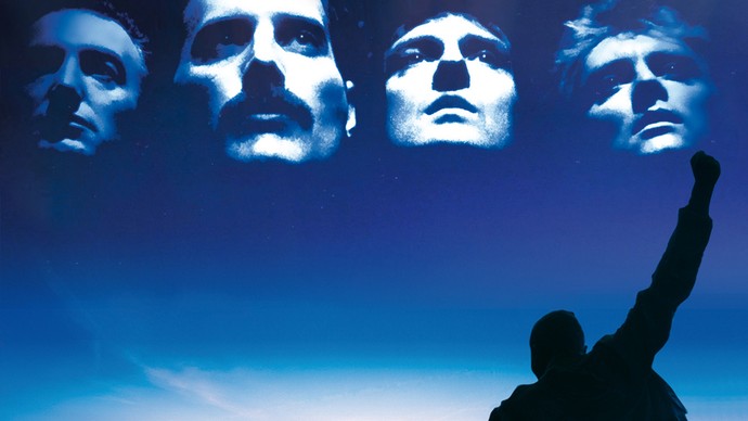Szenenbild mit den Gesichtern der Rockband Queen und der Silhouette von Freddie Mercury.