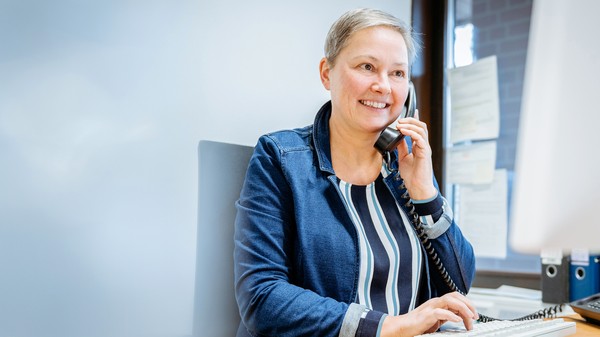 Mitarbeiterin bei einem Beratungsgespräch am Telefon. Mitarbeiterin bei einem Beratungsgespräch am Telefon.