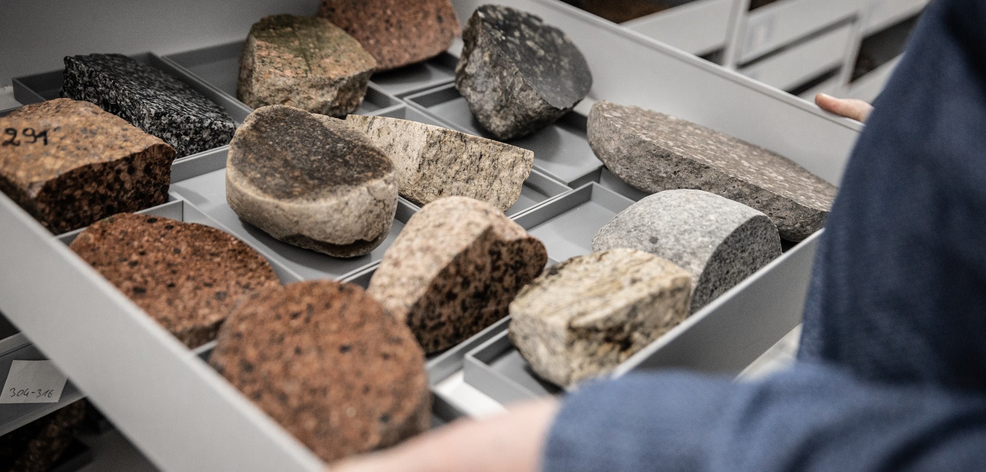 Ground rock samples in a drawer. Photo: LWL/Steinweg