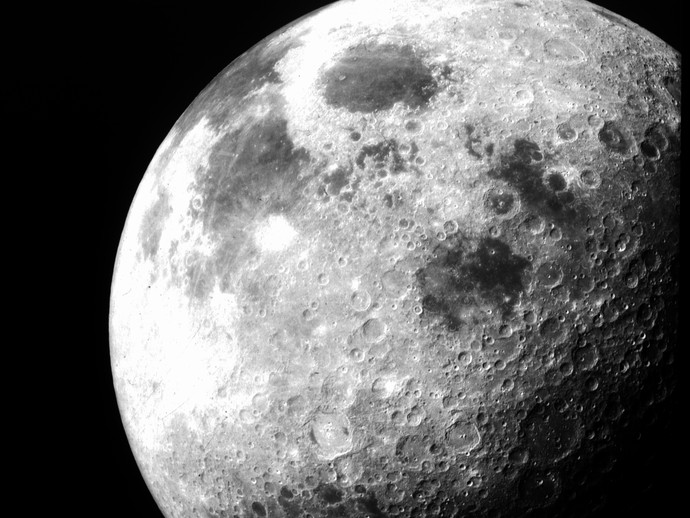 Der Mond (vergrößerte Bildansicht wird geöffnet)